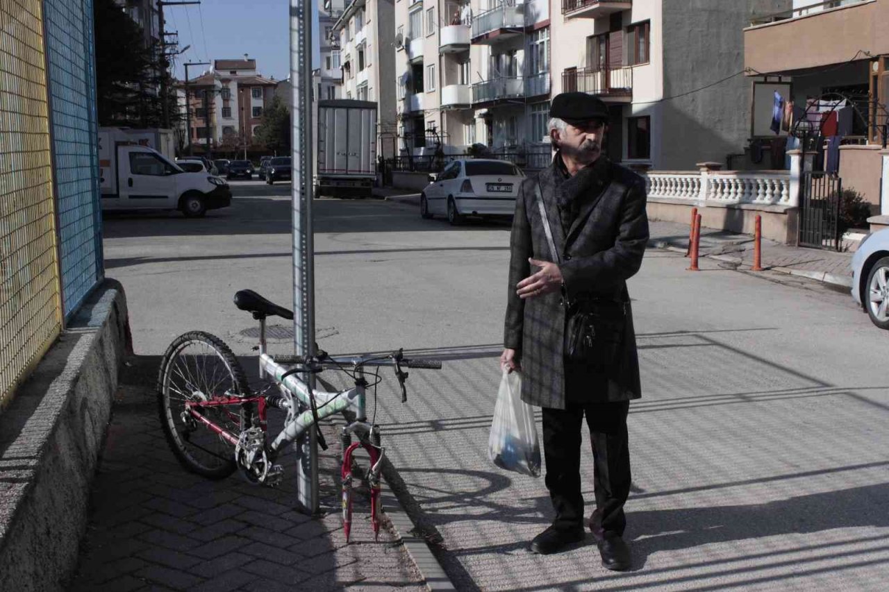 Bisikletin zincirini kıramayınca tekerini çaldılar