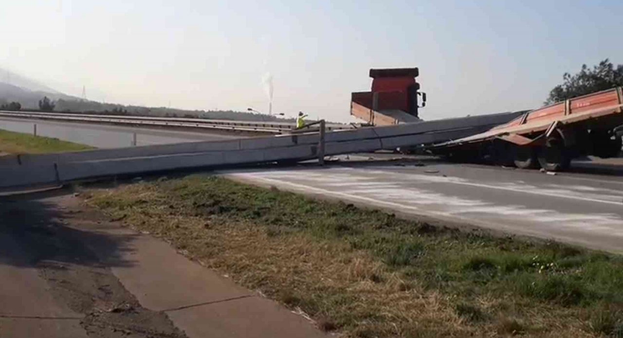 Hatay’da tırdan düşen metal otoyolu kapattı