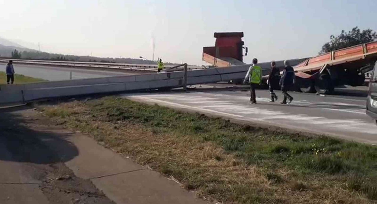 Hatay’da tırdan düşen metal otoyolu kapattı