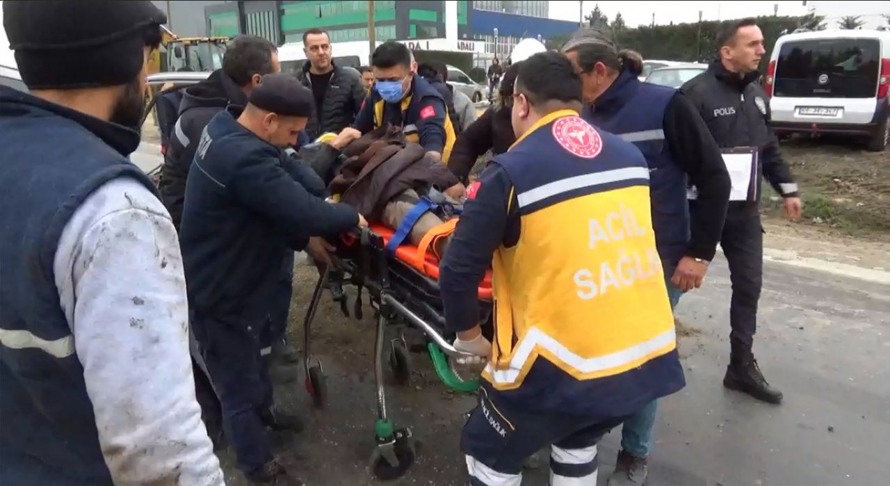 Kepçe ile ticari araç çarpıştı