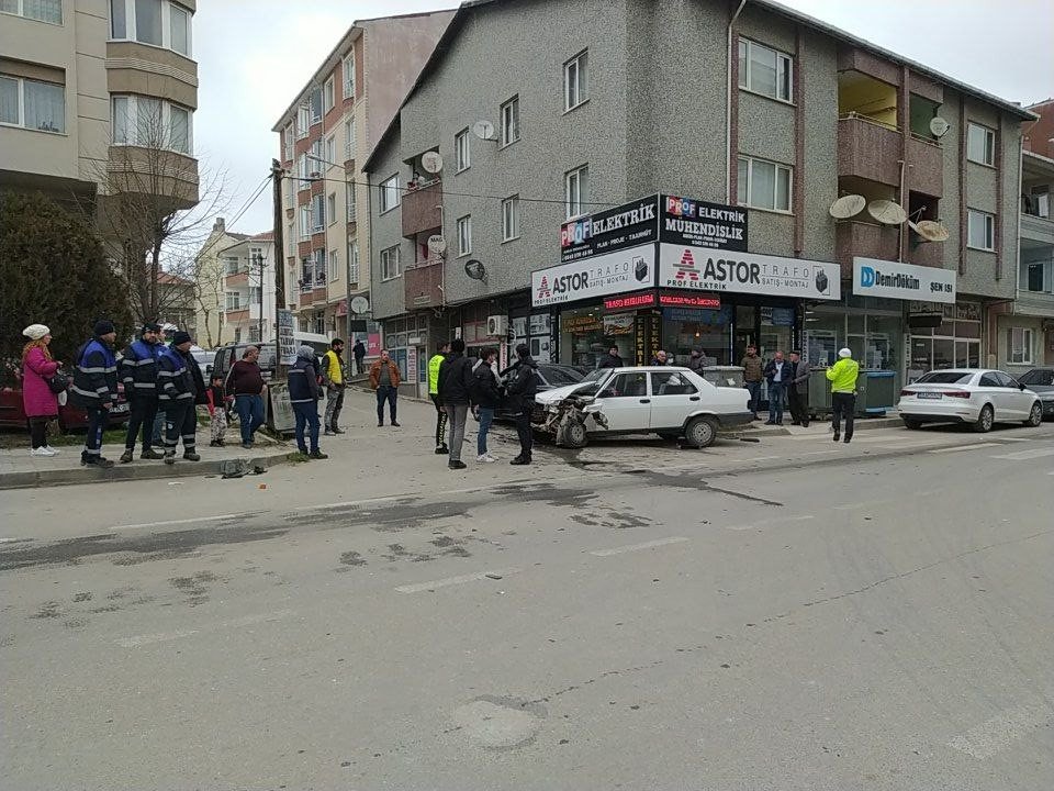 İki otomobilin çarpıştığı kazada faciadan dönüldü