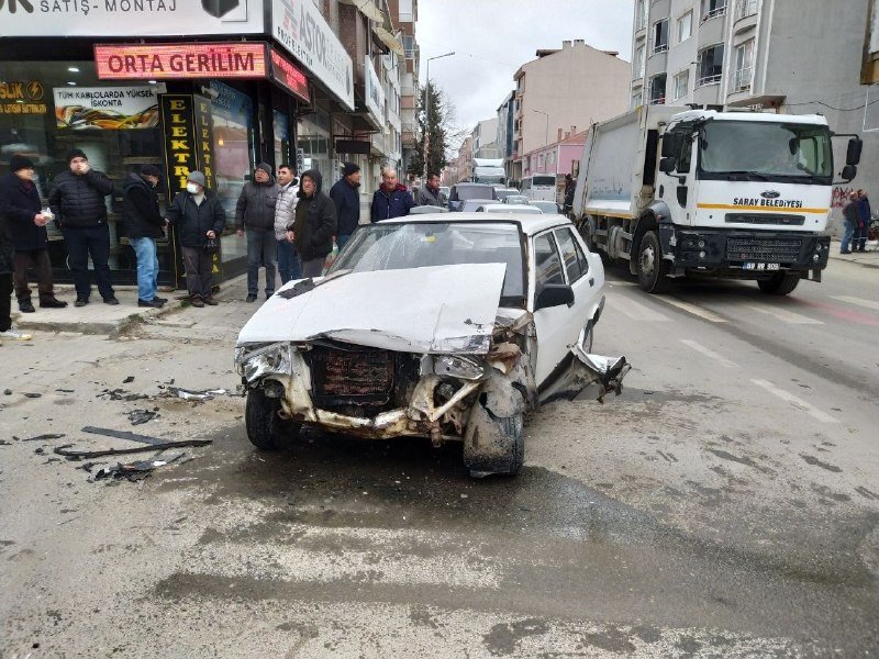 İki otomobilin çarpıştığı kazada faciadan dönüldü