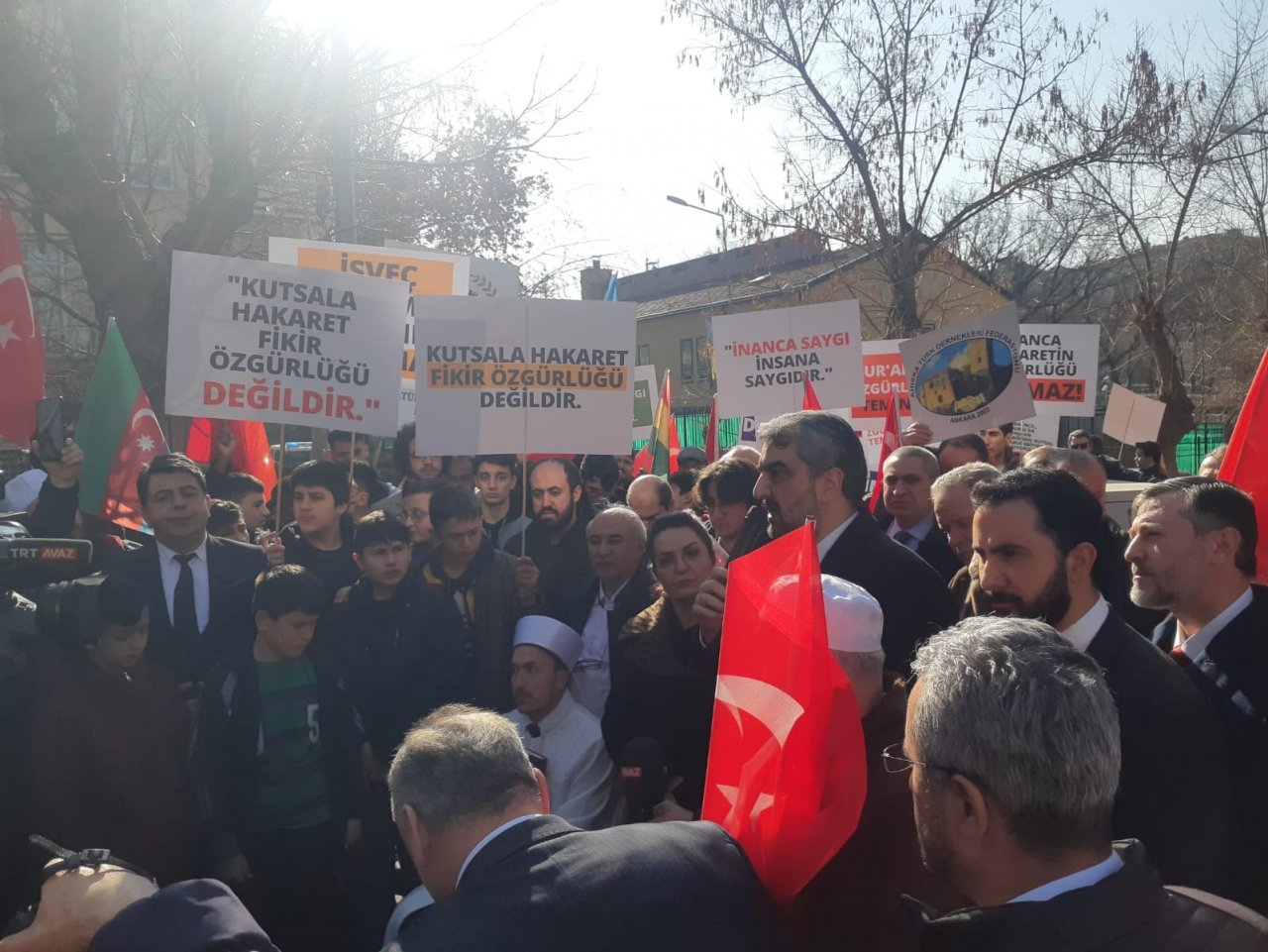 Sivil toplum kuruluşlarından İsveç Büyükelçiliği önünde protesto