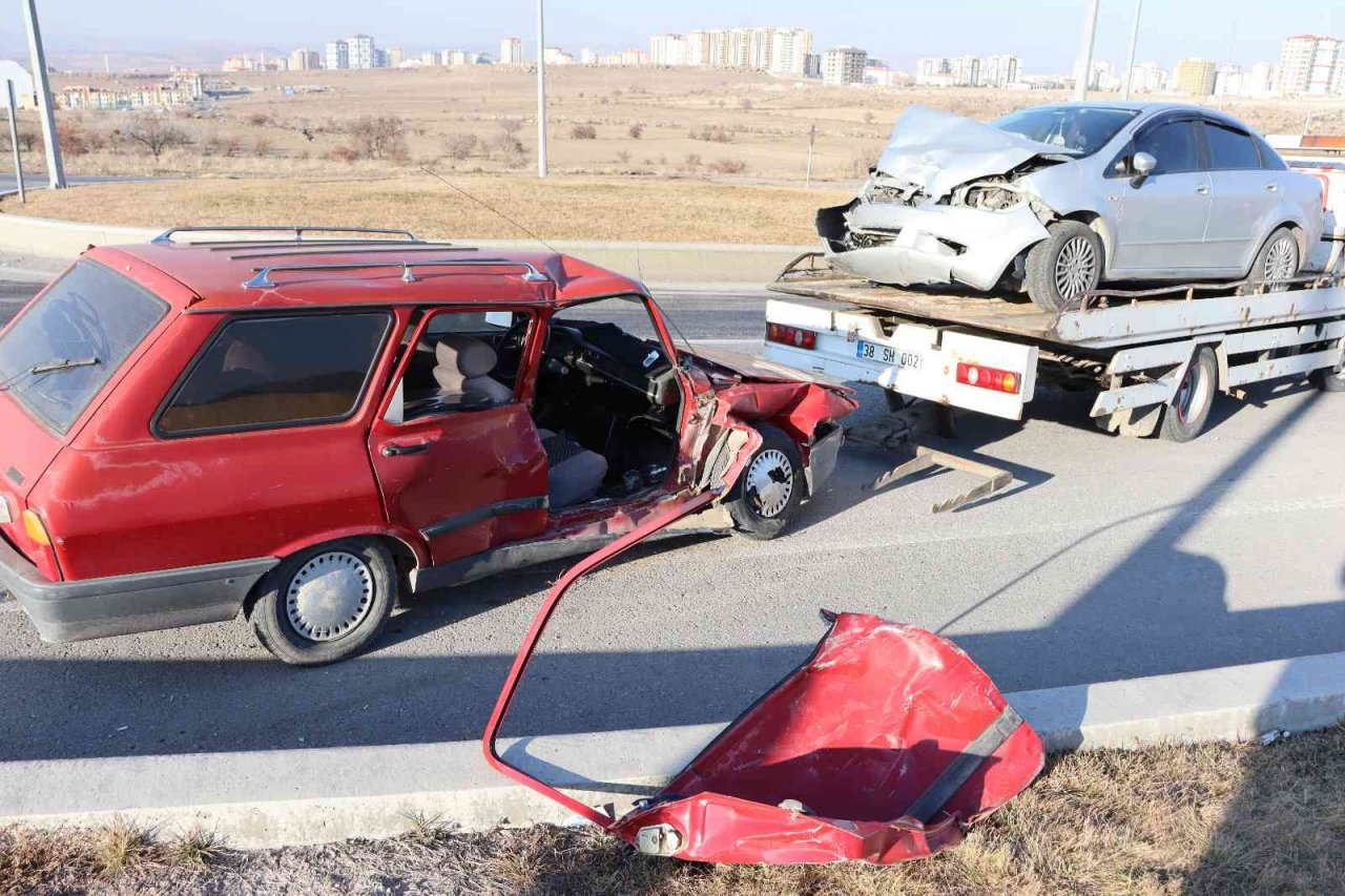 Otomobiller çarpıştı, 7 kişi yaralandı