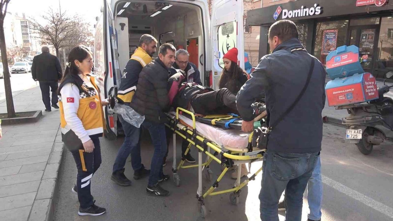 Yan yatan motosikletten yola savrulan kurye yaralandı