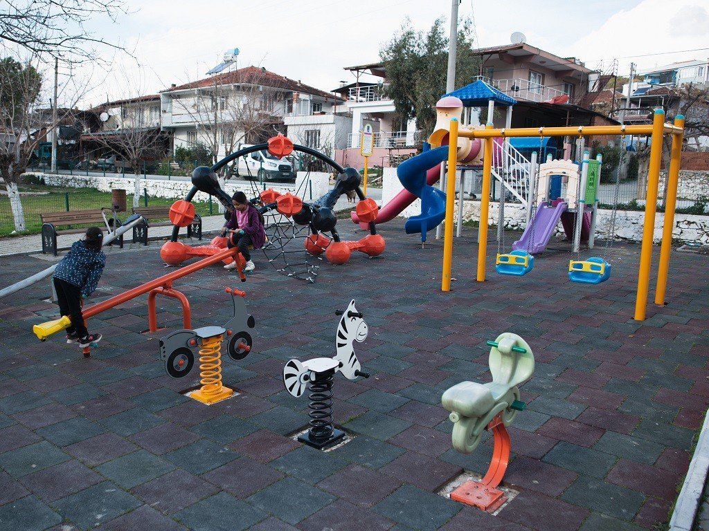 Kuşadalı çocuklar yeni parklardan memnun