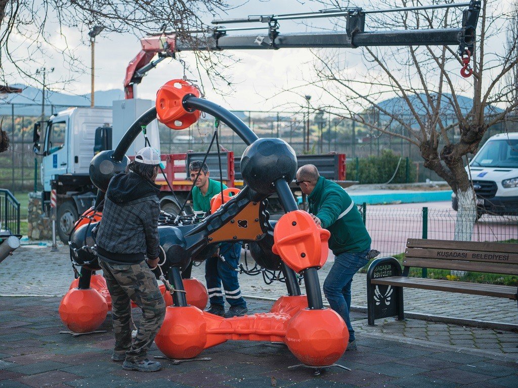 Kuşadalı çocuklar yeni parklardan memnun