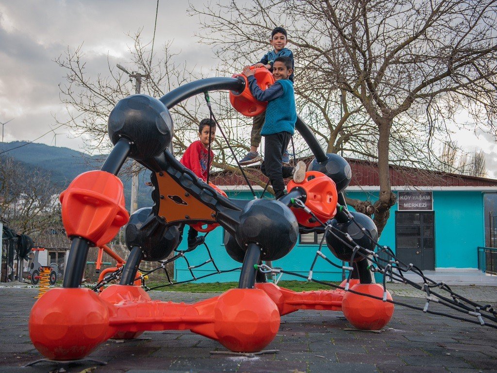 Kuşadalı çocuklar yeni parklardan memnun