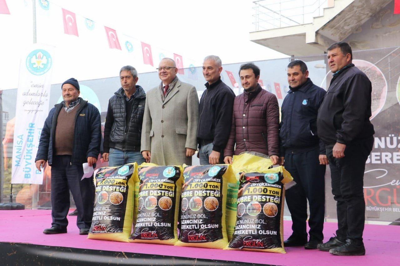 Manisa Büyükşehir Belediyesinden üreticiye bin ton gübre desteği