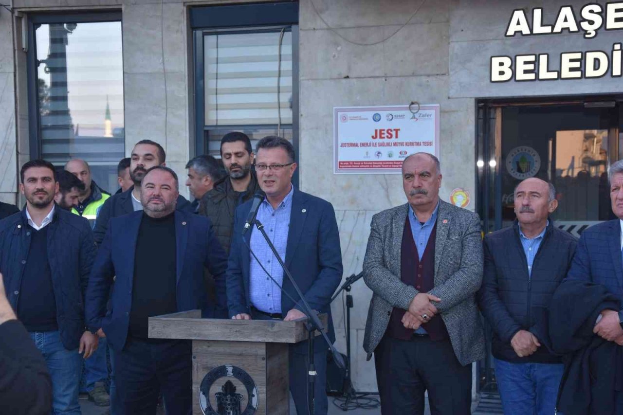 Alaşehirli işçiler maaş zammını oynayarak kutladı