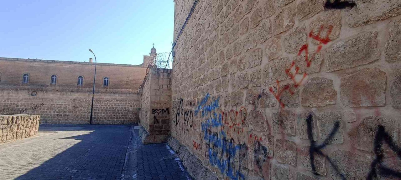 Turizm ilçesi Midyat’ta duvar yazıları ve düzensiz çevre dikkat çekiyor