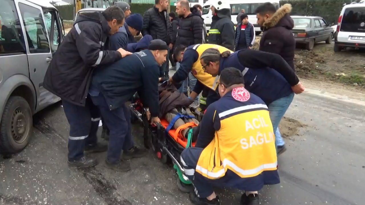 Kepçe ile ticari araç çarpıştı