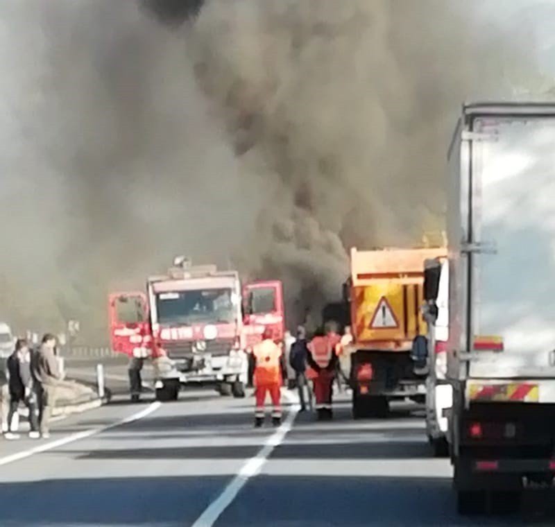 Marmaris’te seyir halindeki tomruk yüklü tır alev aldı