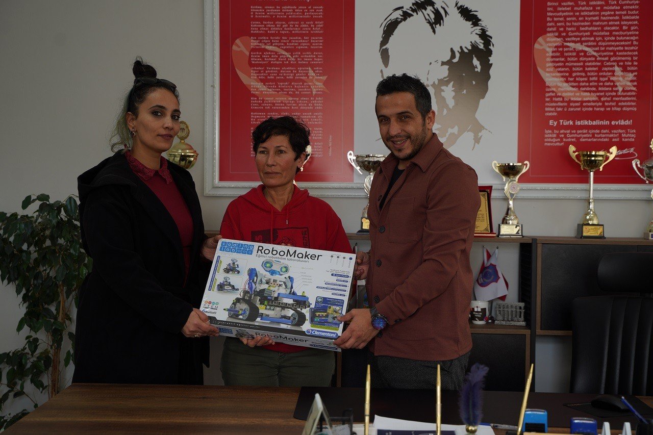 Muratpaşa’da atık pilde dereceye giren okullara ödül