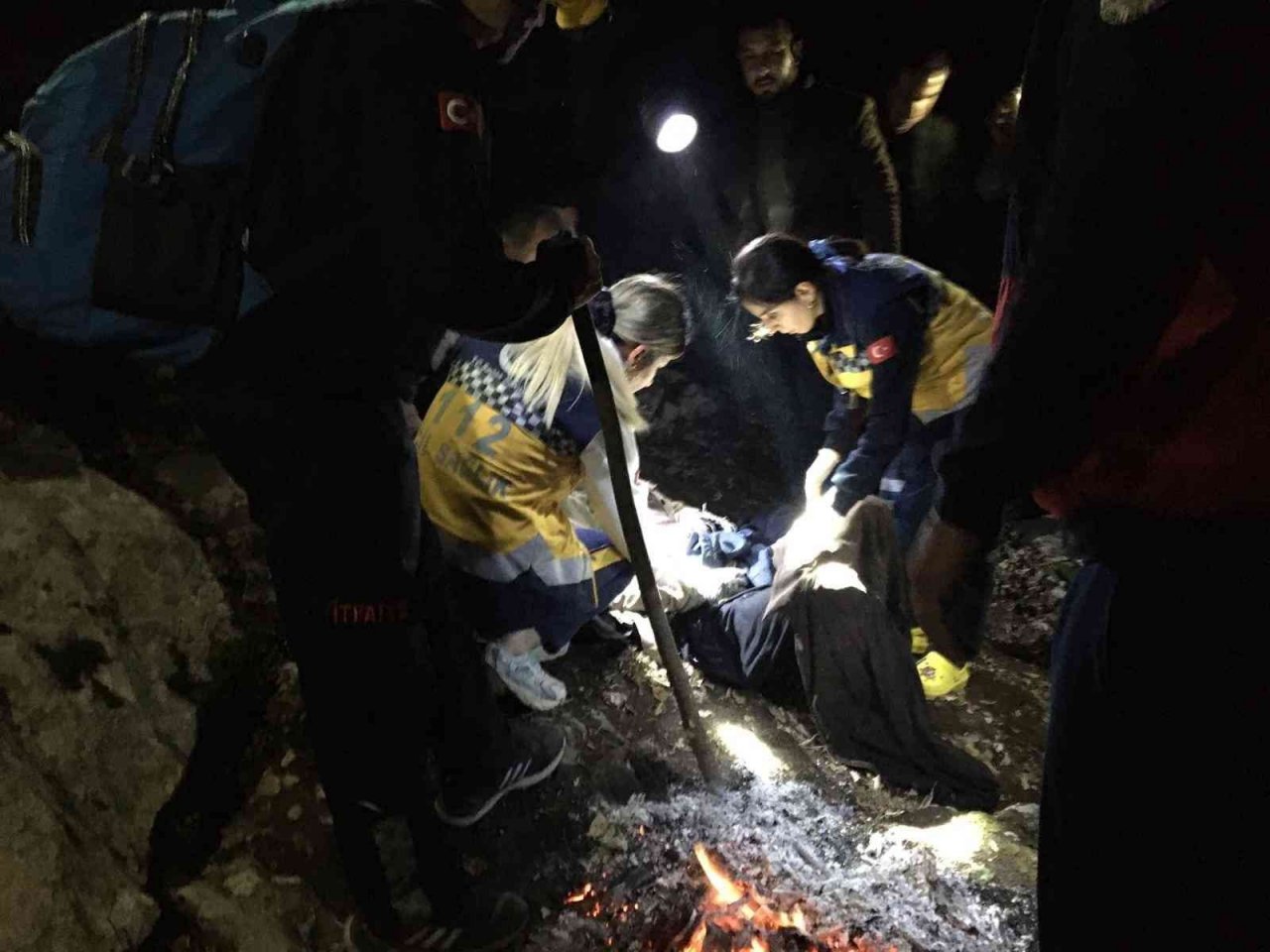 Kayalıklardan düşen adam 2 saat sonunda kurtarıldı