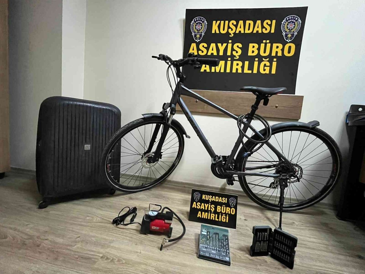 Kuşadası’nda hırsızlar polise yakalandı