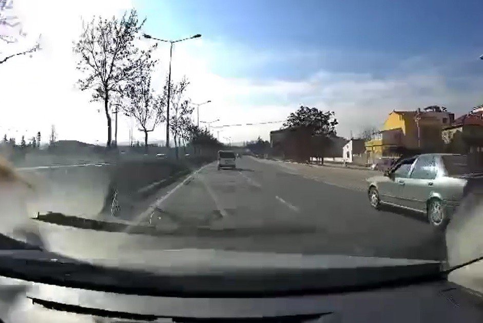 Seyir halindeyken kaputu açılan araç kaza yapmaktan son anda kurtuldu