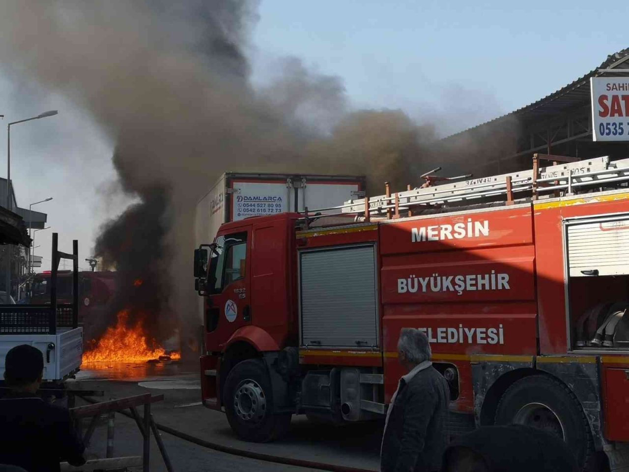 Tır alev alev yandı