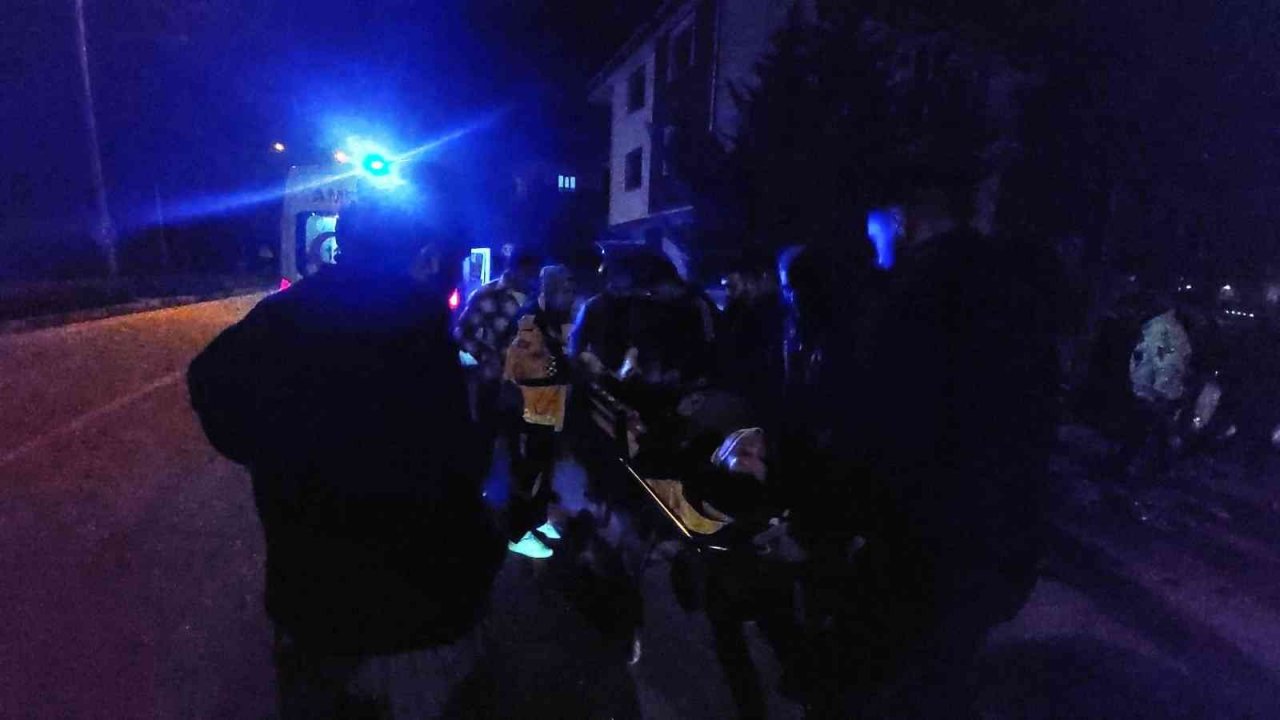 Site duvarına çarpan otomobil hurdaya döndü: 1’i ağır 2 yaralı