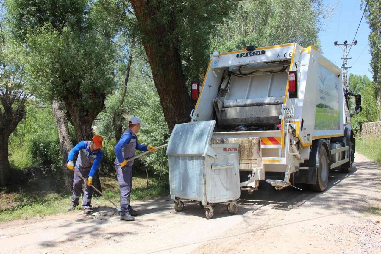 Sivas’ta kırsaldan 32 bin ton çöp toplandı