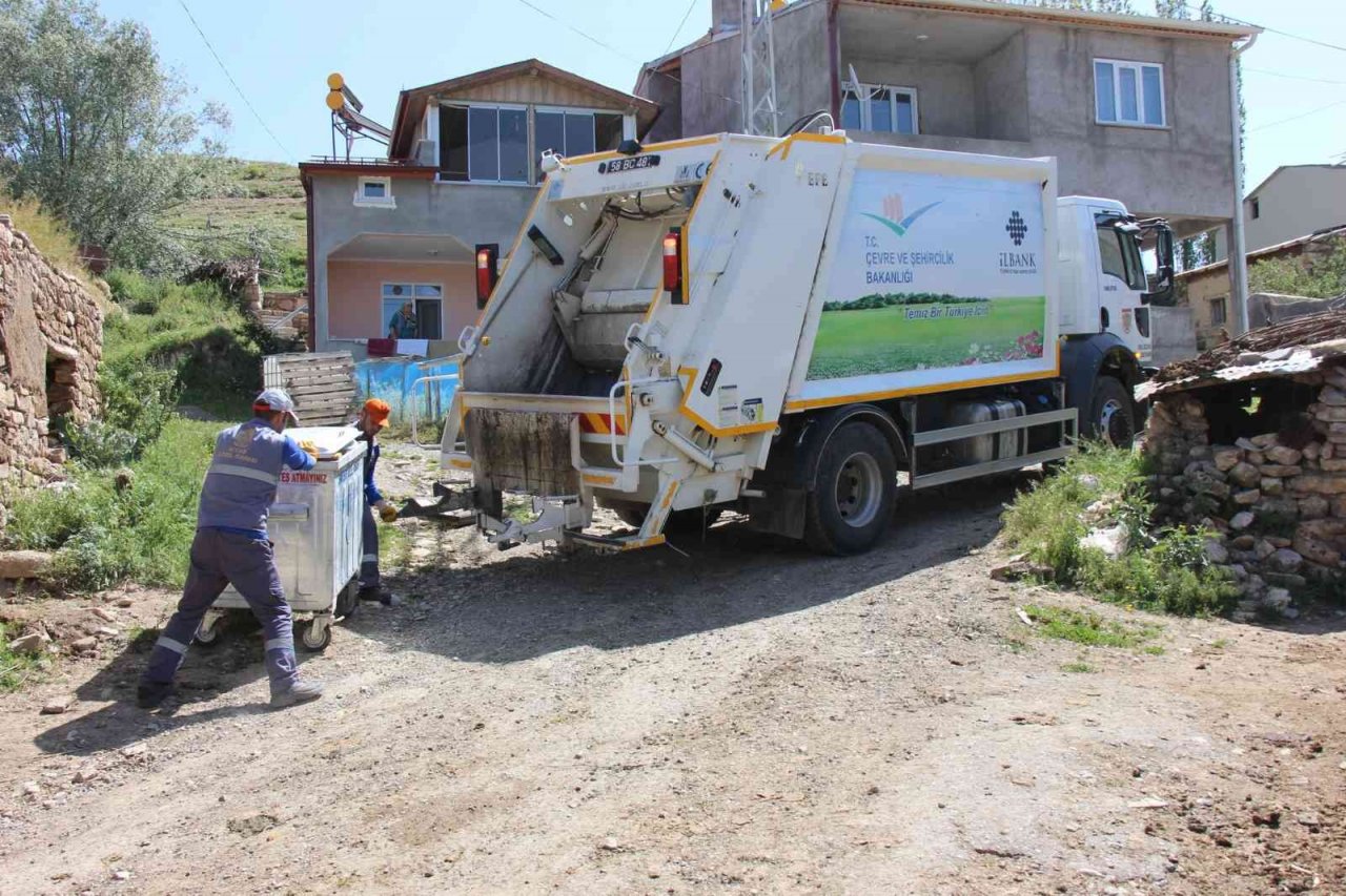 Sivas’ta kırsaldan 32 bin ton çöp toplandı