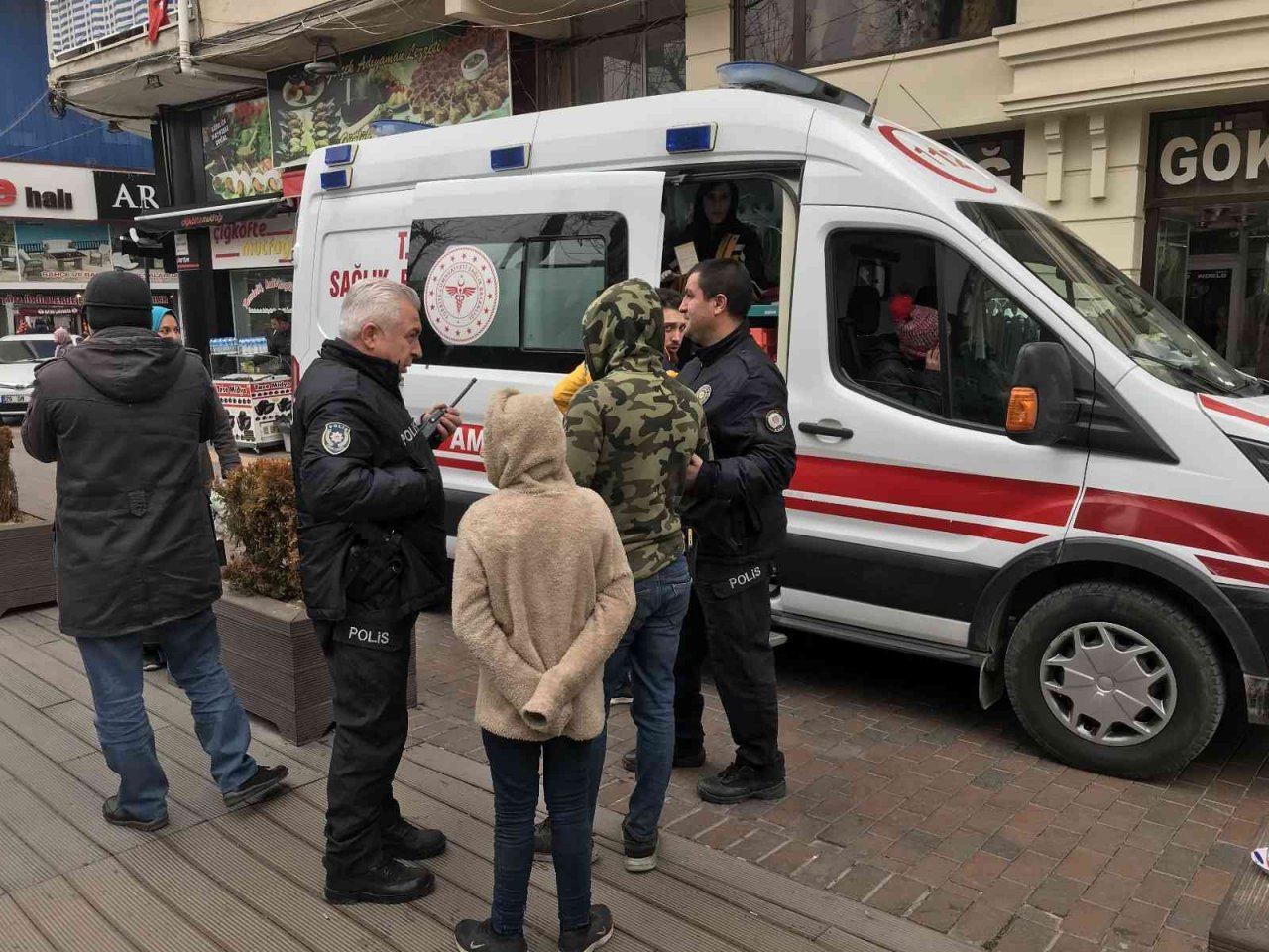 Karton toplayıcı kadını dövdürtüp videoya aldı