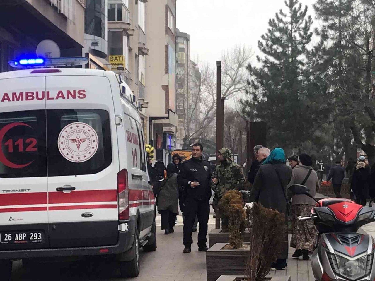 Karton toplayıcı kadını dövdürtüp videoya aldı