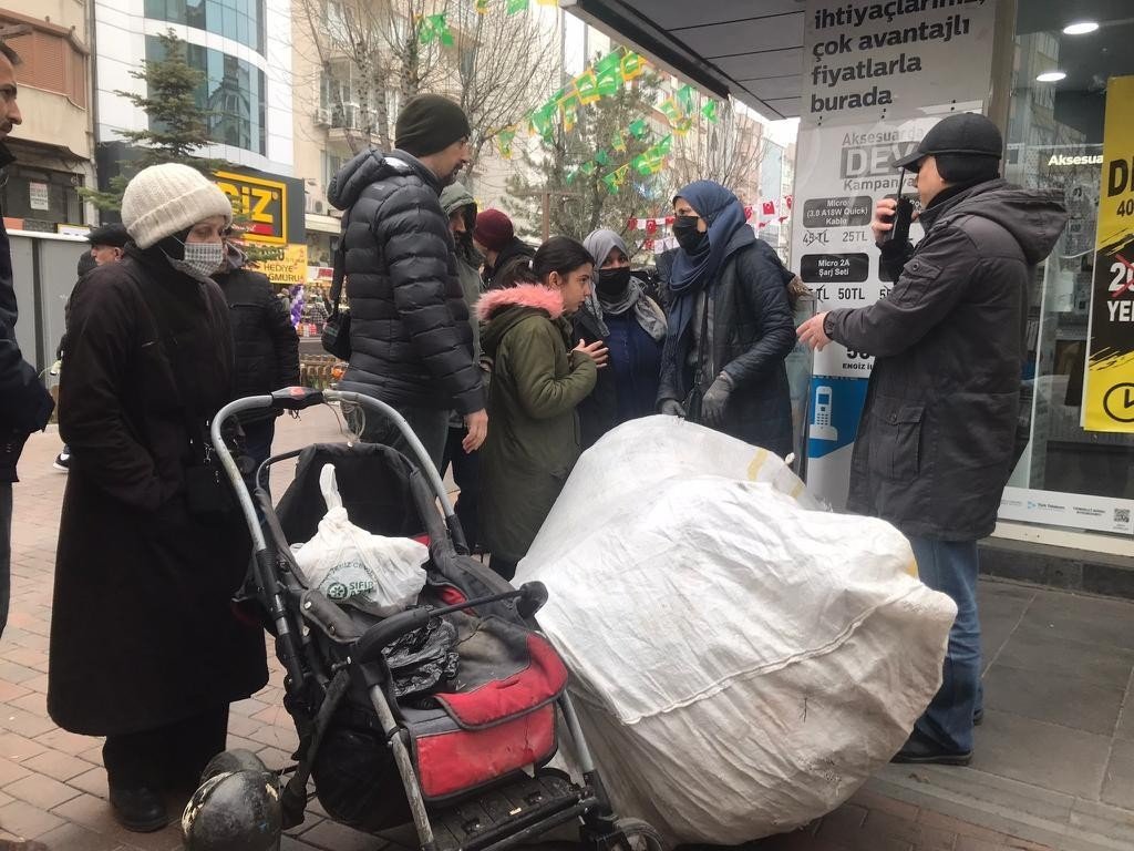 Karton toplayıcı kadını dövdürtüp videoya aldı