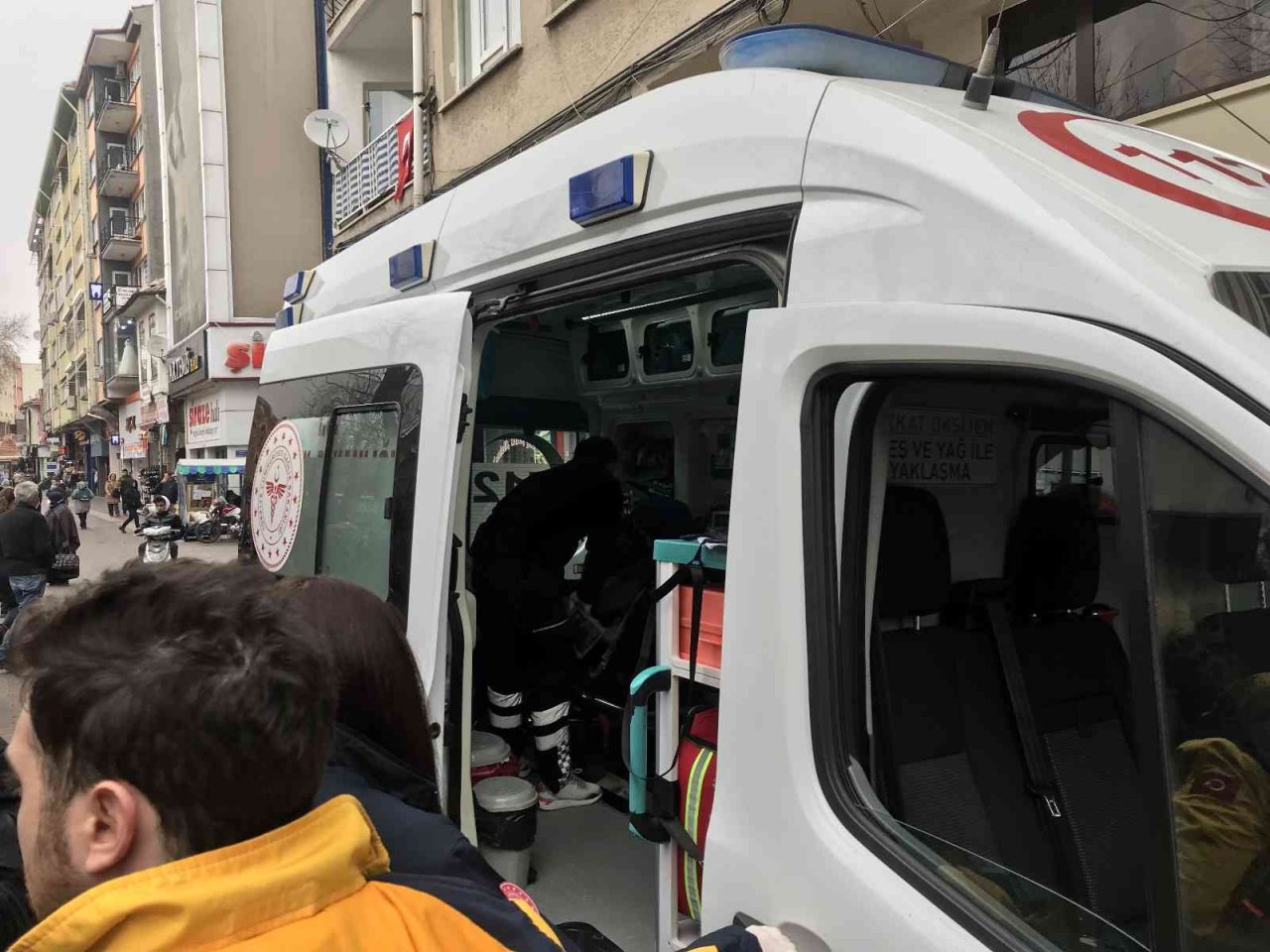 Karton toplayıcı kadını dövdürtüp videoya aldı