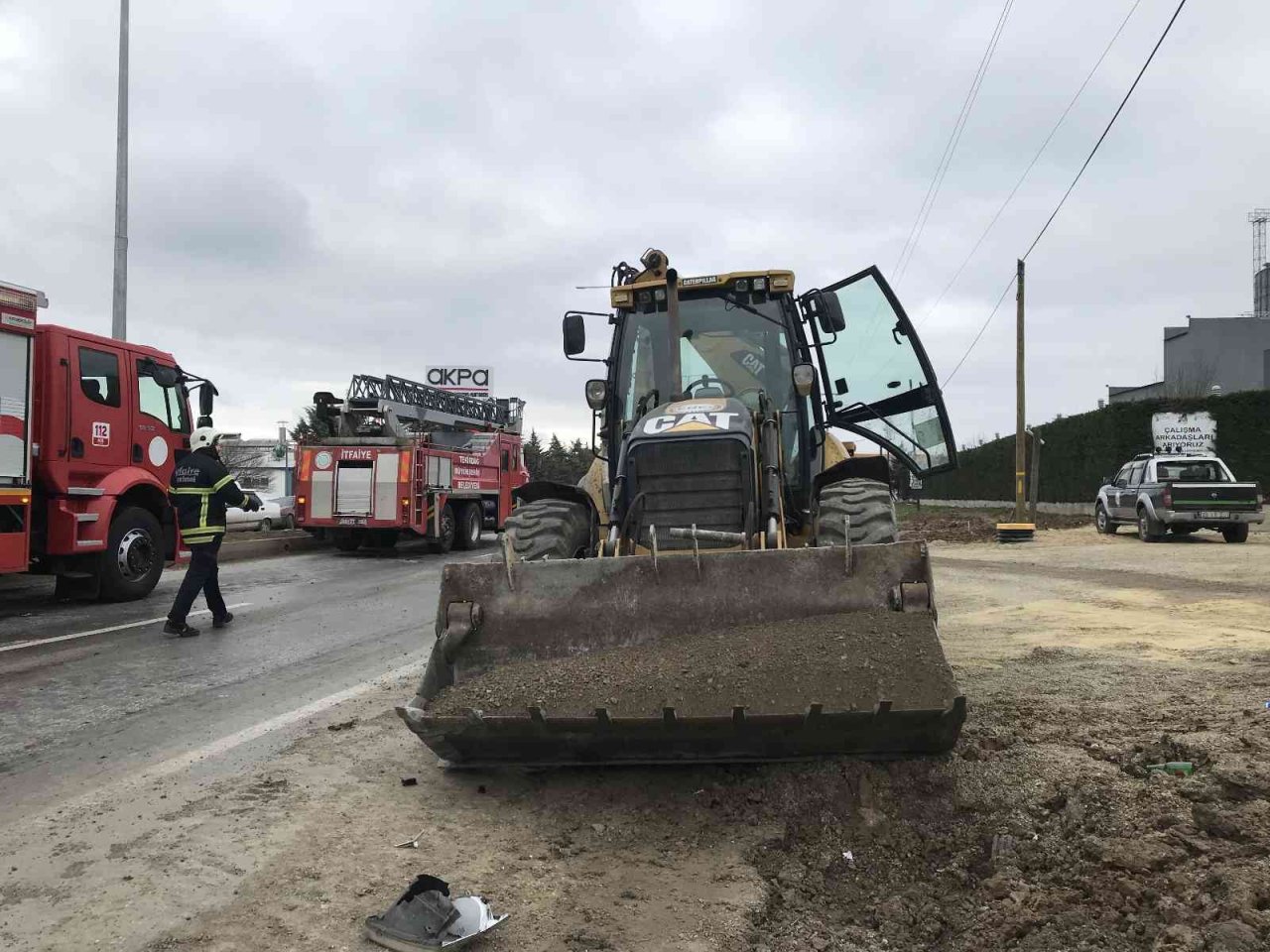 Kepçe ile ticari araç çarpıştı