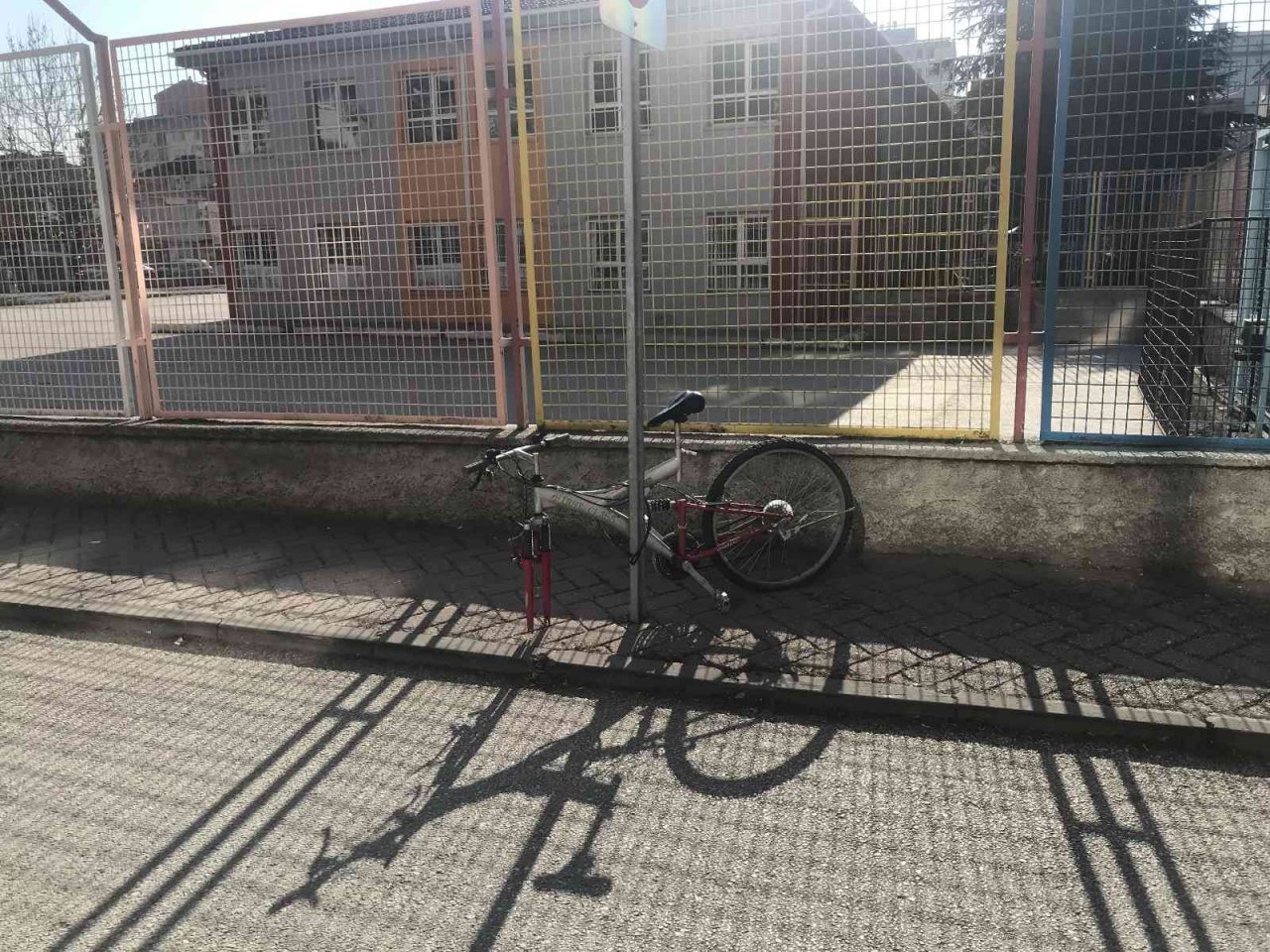 Bisikletin zincirini kıramayınca tekerini çaldılar