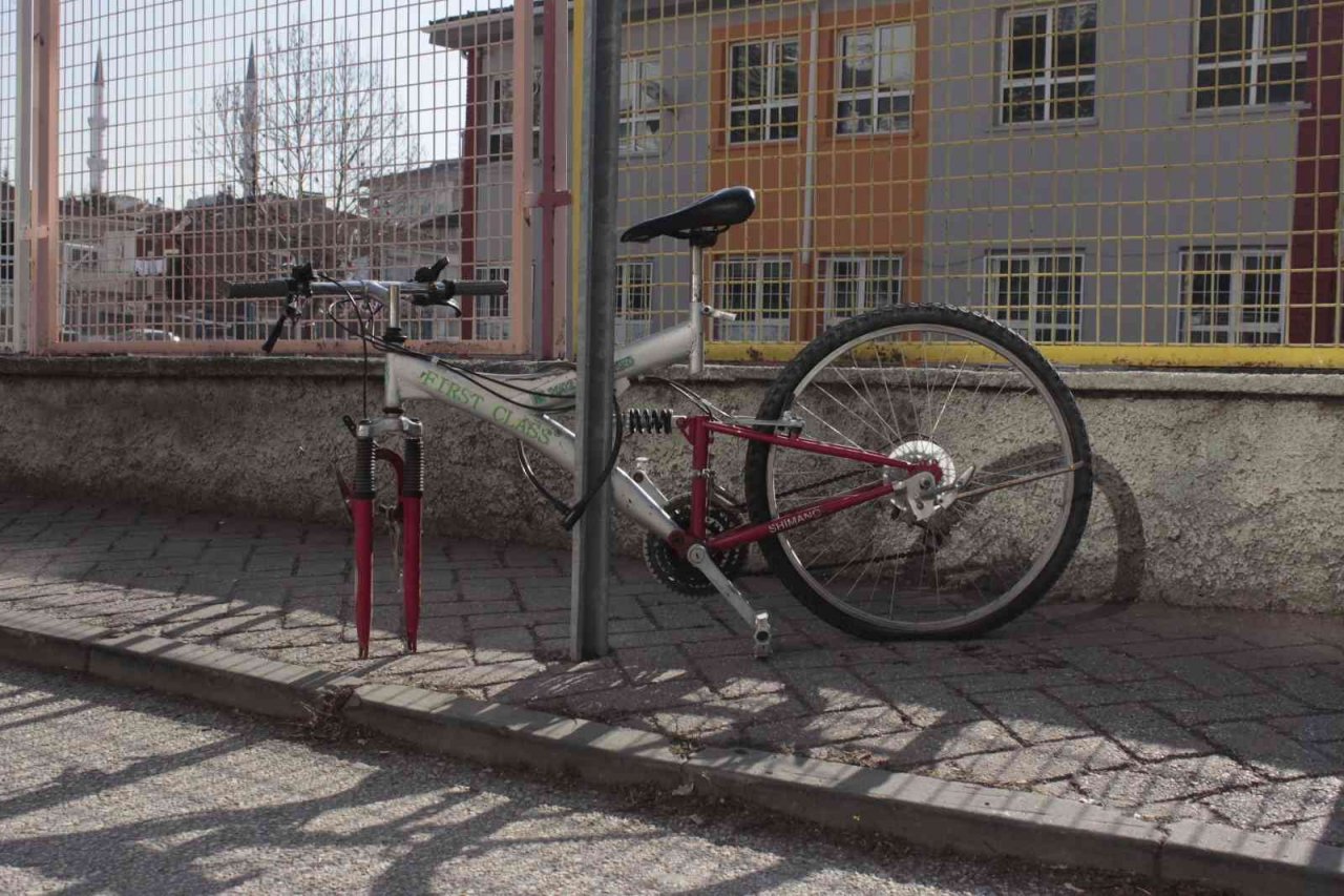 Bisikletin zincirini kıramayınca tekerini çaldılar