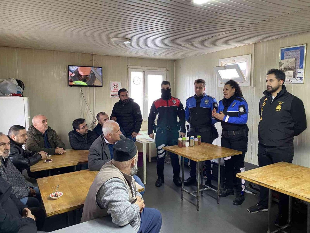 Üsküdar’da polis, internet ve telefon dolandırıcılığına karşı vatandaşı uyardı