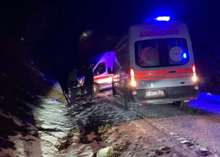 Kaza yerine giden iki ambulans buzlanma nedeniyle yoldan çıktı