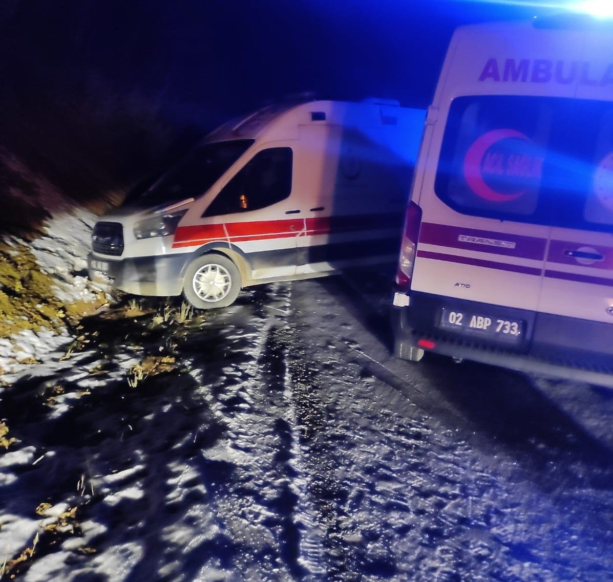 Kaza yerine giden iki ambulans buzlanma nedeniyle yoldan çıktı