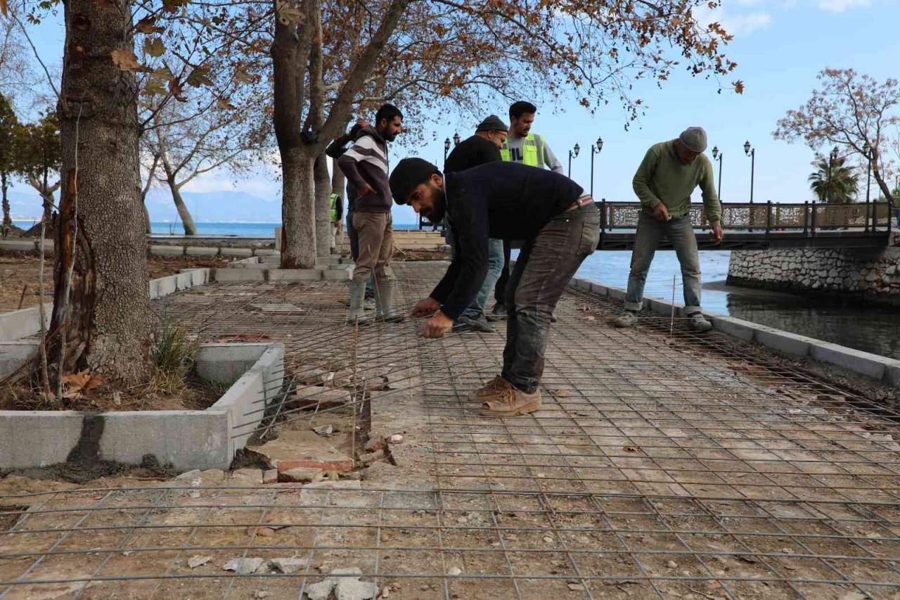 Finike Cumhuriyet Meydanı Projesi ilerliyor