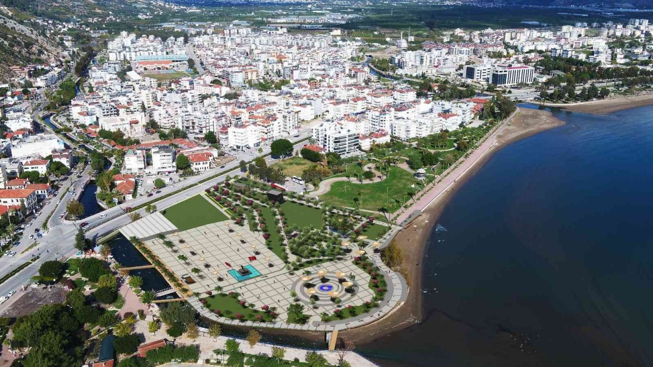 Finike Cumhuriyet Meydanı Projesi ilerliyor