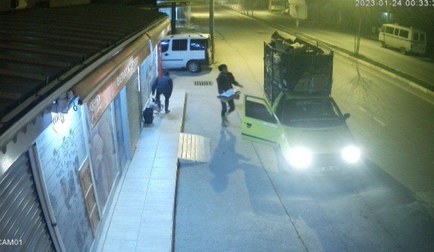 İade gazeteleri arabalarına yükleyip çaldılar