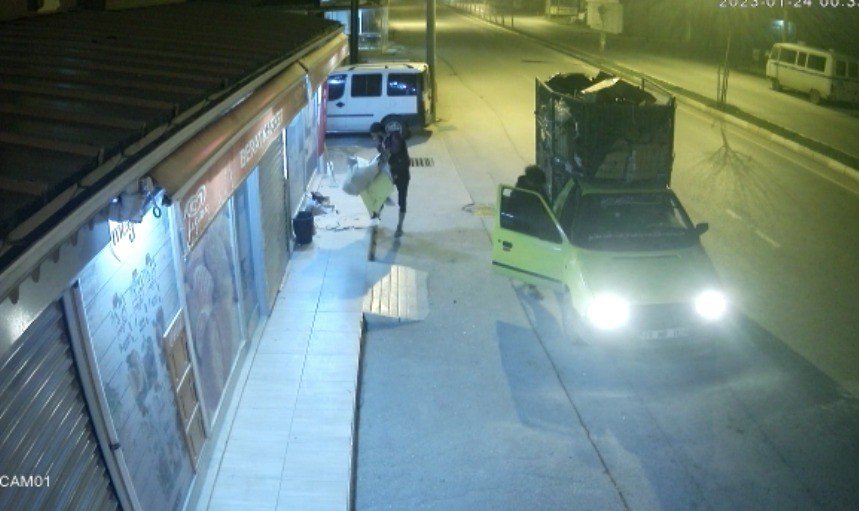 İade gazeteleri arabalarına yükleyip çaldılar