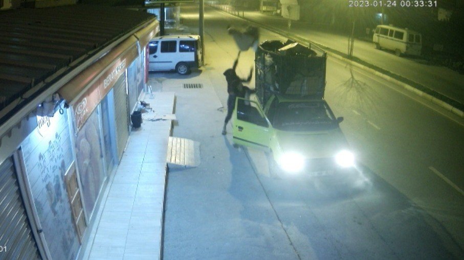 İade gazeteleri arabalarına yükleyip çaldılar