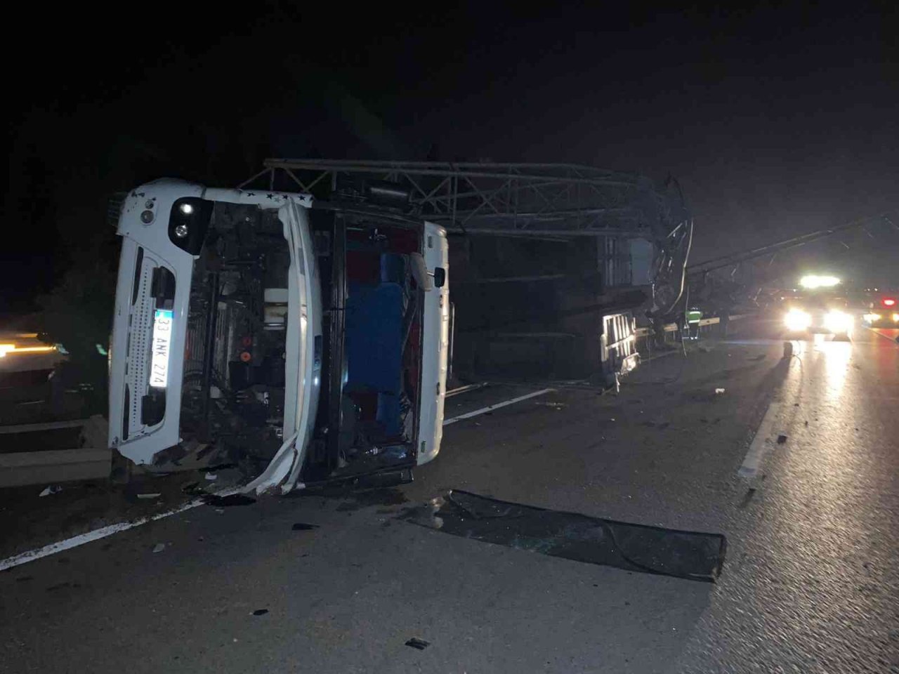 Tırın açılan dorsesi EDS’ye çarptı, ortalık savaş alanına döndü
