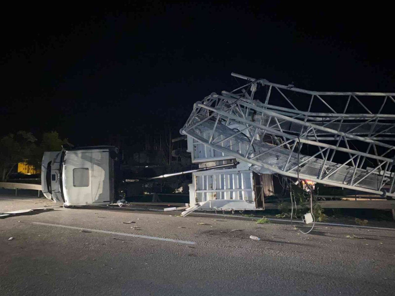 Tırın açılan dorsesi EDS’ye çarptı, ortalık savaş alanına döndü