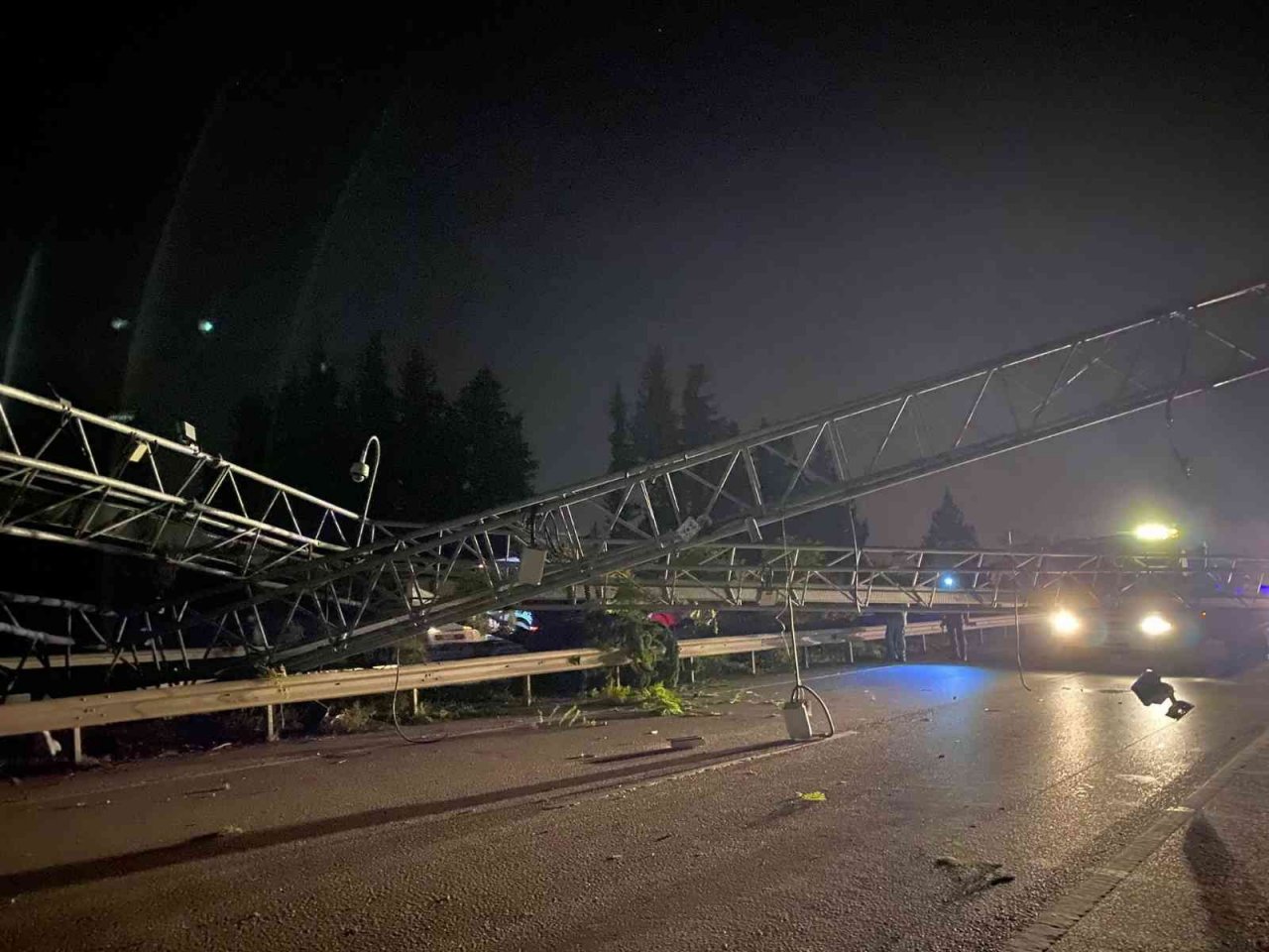 Tırın açılan dorsesi EDS’ye çarptı, ortalık savaş alanına döndü