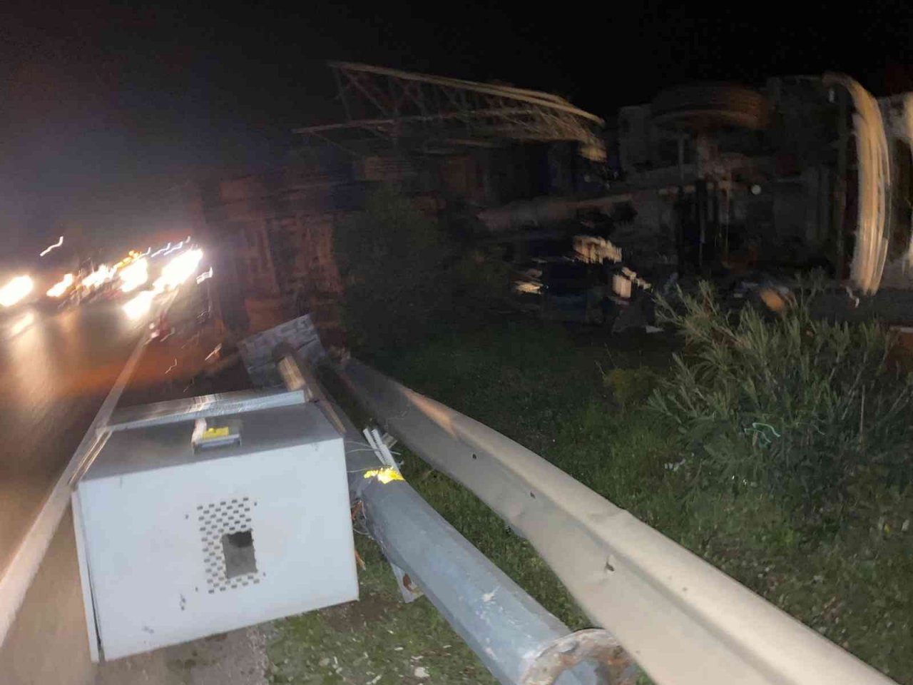 Tırın açılan dorsesi EDS’ye çarptı, ortalık savaş alanına döndü