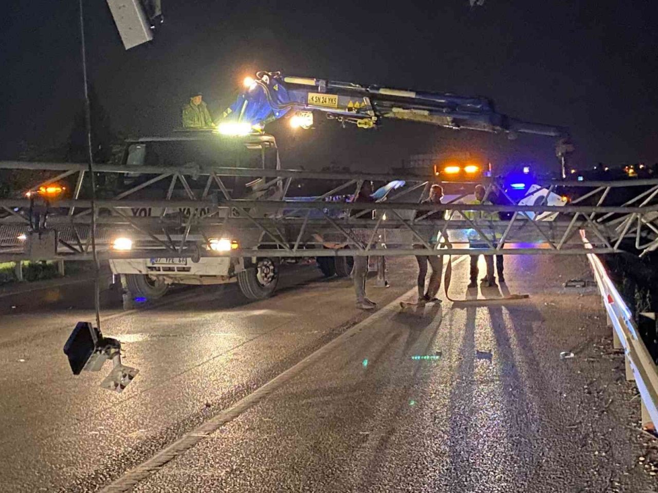 Tırın açılan dorsesi EDS’ye çarptı, ortalık savaş alanına döndü