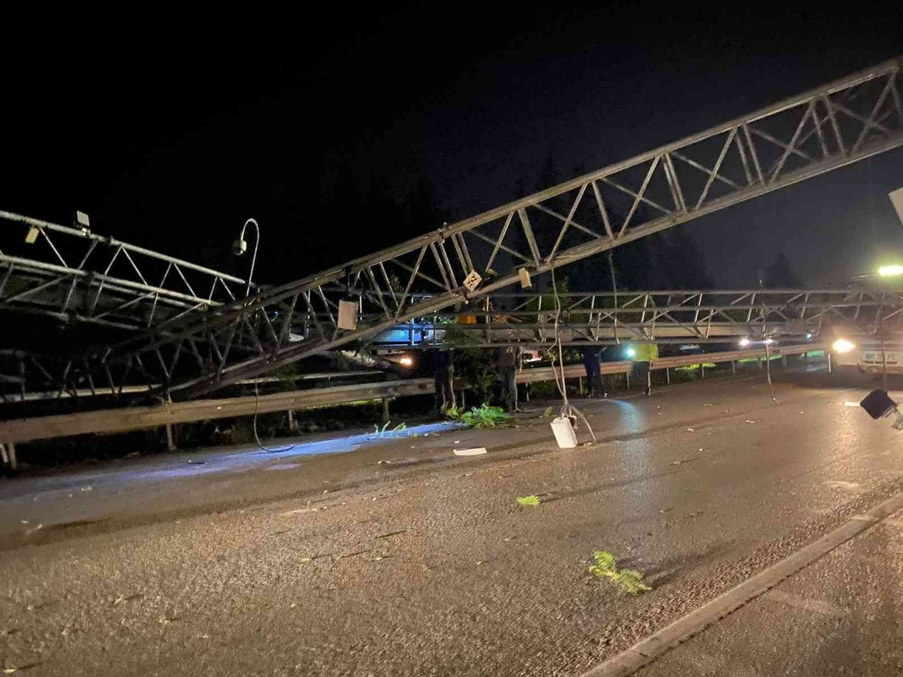 Tırın açılan dorsesi EDS’ye çarptı, ortalık savaş alanına döndü