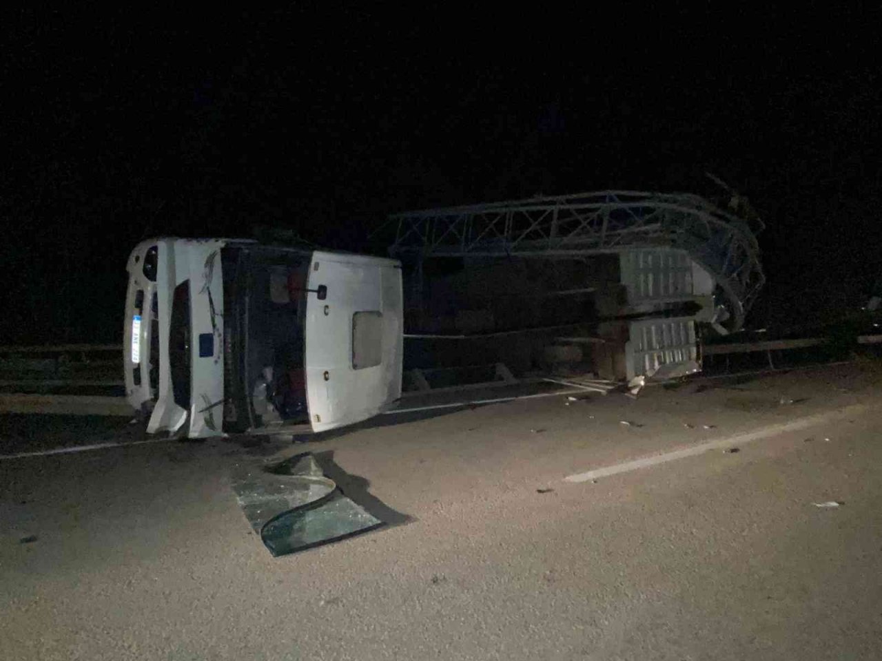 Tırın açılan dorsesi EDS’ye çarptı, ortalık savaş alanına döndü