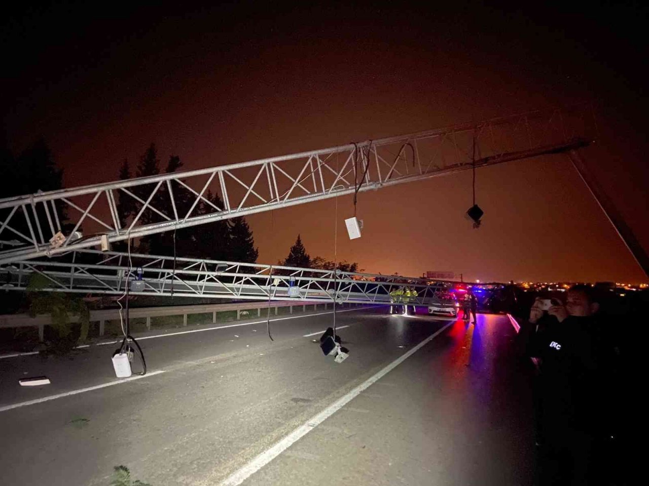 Tırın açılan dorsesi EDS’ye çarptı, ortalık savaş alanına döndü