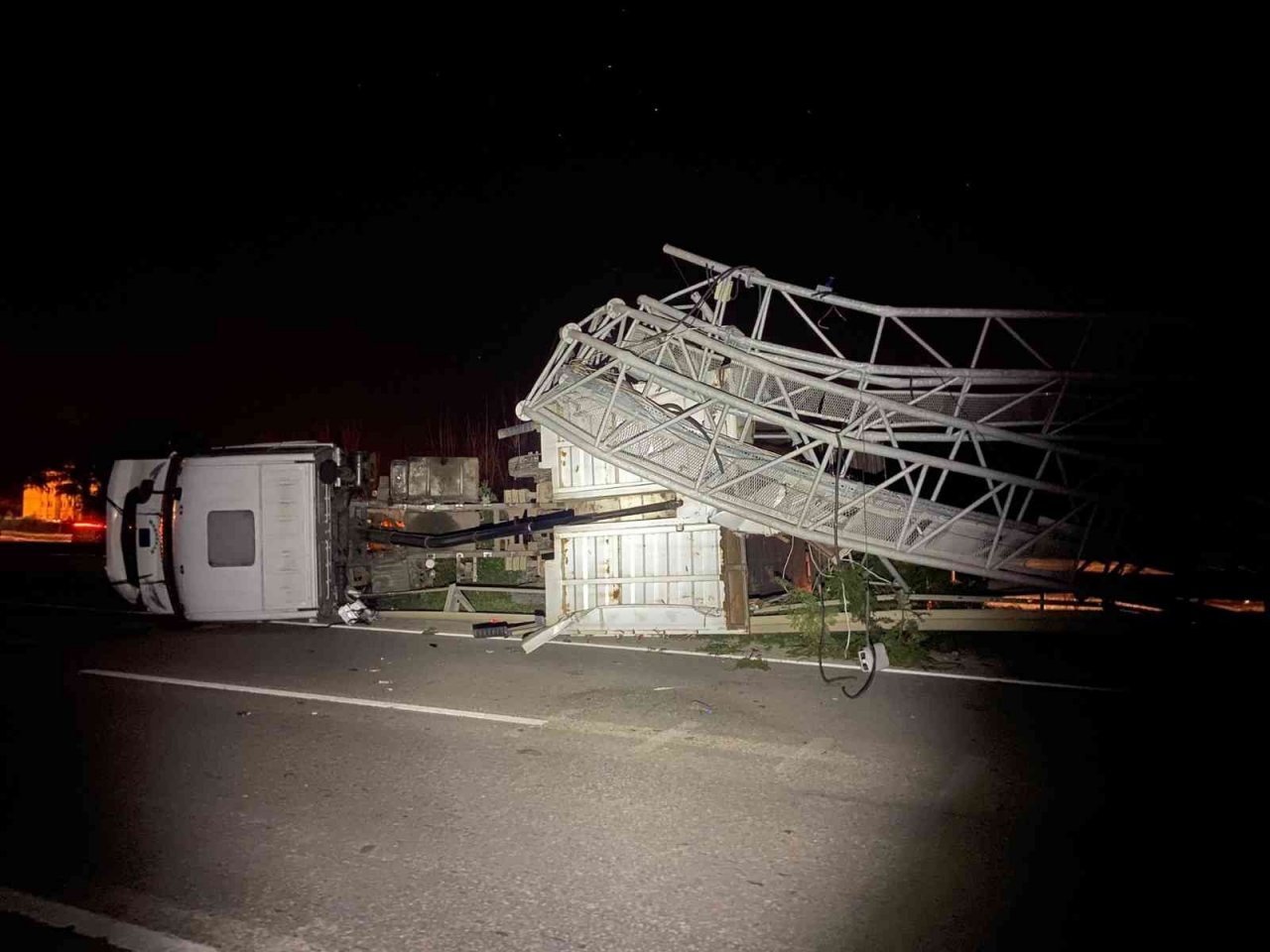 Tırın açılan dorsesi EDS’ye çarptı, ortalık savaş alanına döndü