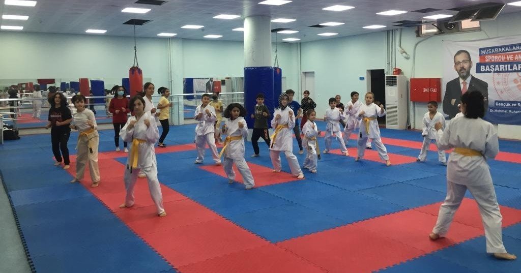 Aydın’da çocuklar hem eğleniyor, hem spor yapıyor